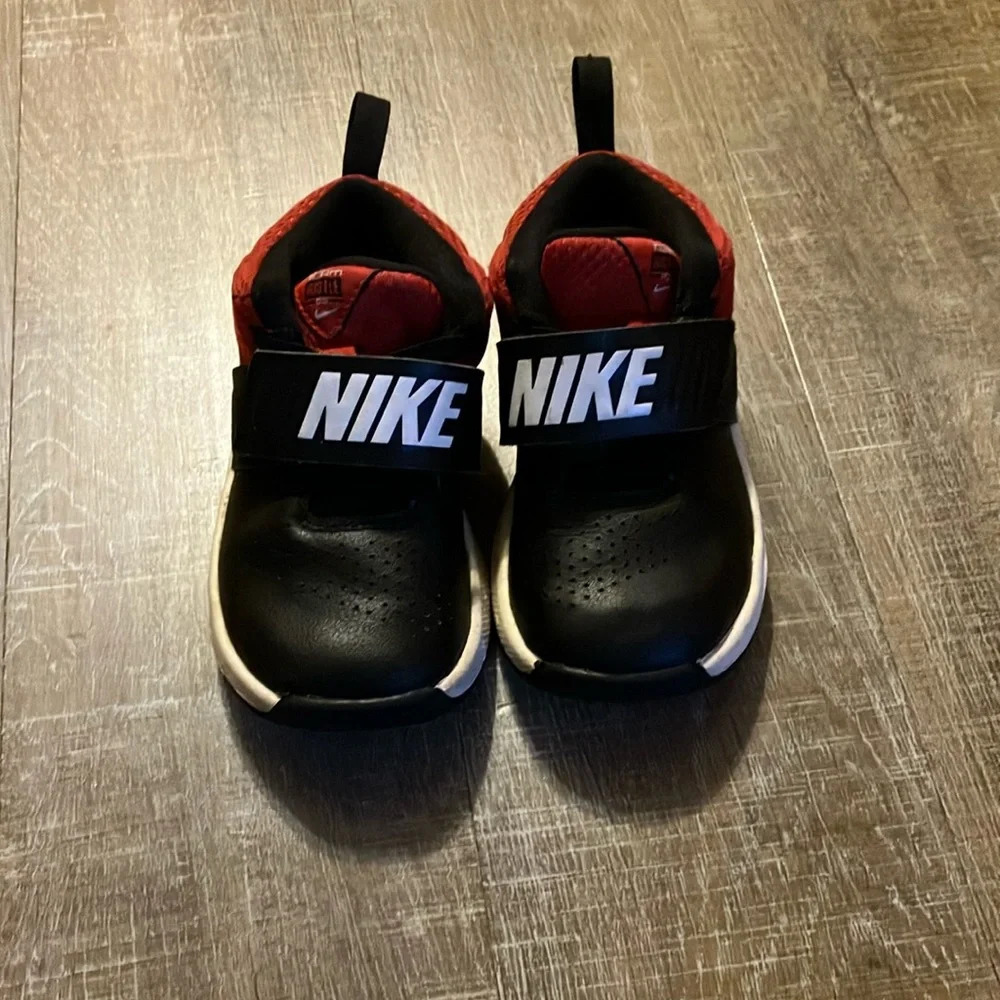 Nike kids Team Hustle Basketball Shoes Black & Red Size 9C. Excellent condition.